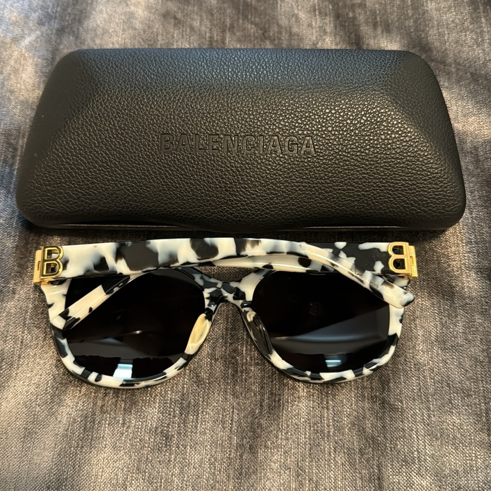 Balenciaga Tortoise Sunglasses - Picture 4 of 5
